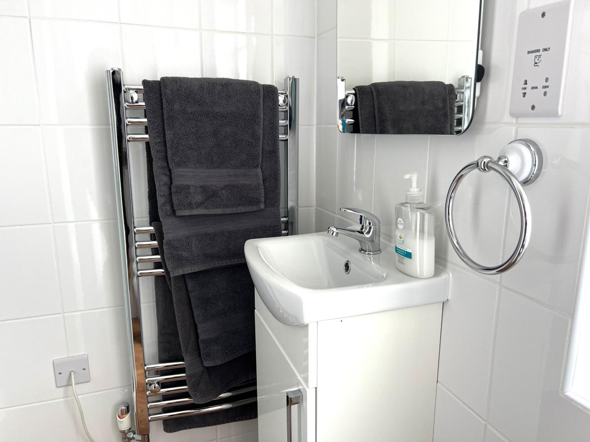 Large Family-Friendly 2Bd Glastonbury Retreat, Sleeps 5 Экстерьер фото